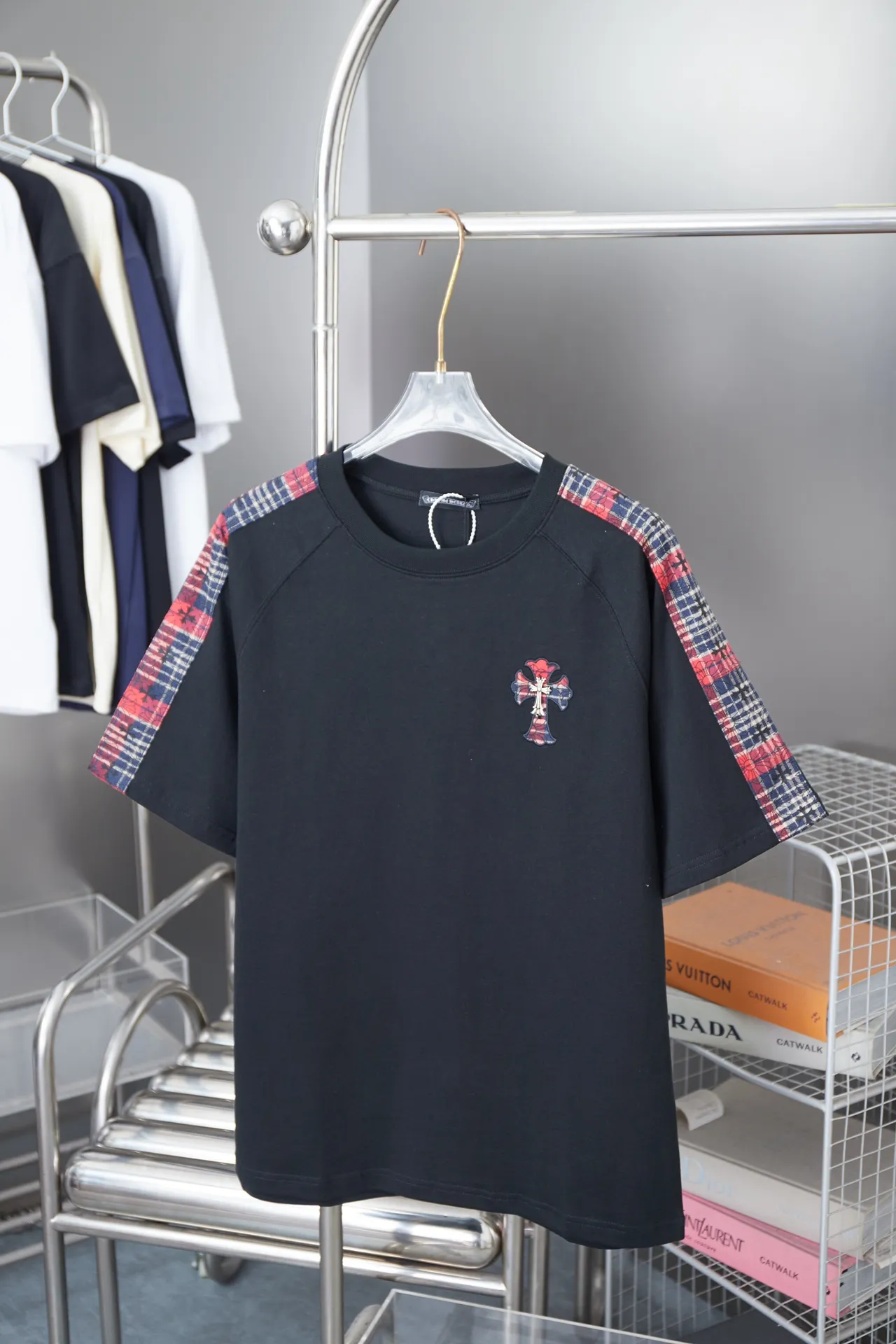 🅿️190 Ch*ome Hearte 25SS Early Spring New Style Ribbon Crow Heart Cross Short Sleeves Light Luxury Essential Item for Daily Commuting for Men and Women Correct Version Welcome to Compare Detailed Features · 320g 100% pure cotton double yarn jersey fabric · Custom dyed in the same cylinder, special thickened 32 count double-ply 1X1 thread · Raglan sleeves spliced with Crow Heart webbing design. Chest embroidered patchwork Crow heart canvas➕Hand-stitched hardware accessories · Double-needle stitching across seams · Original main mark, washed tag, branded moisture-proof paper packaging Color: black/white Size: S/M/L/XL